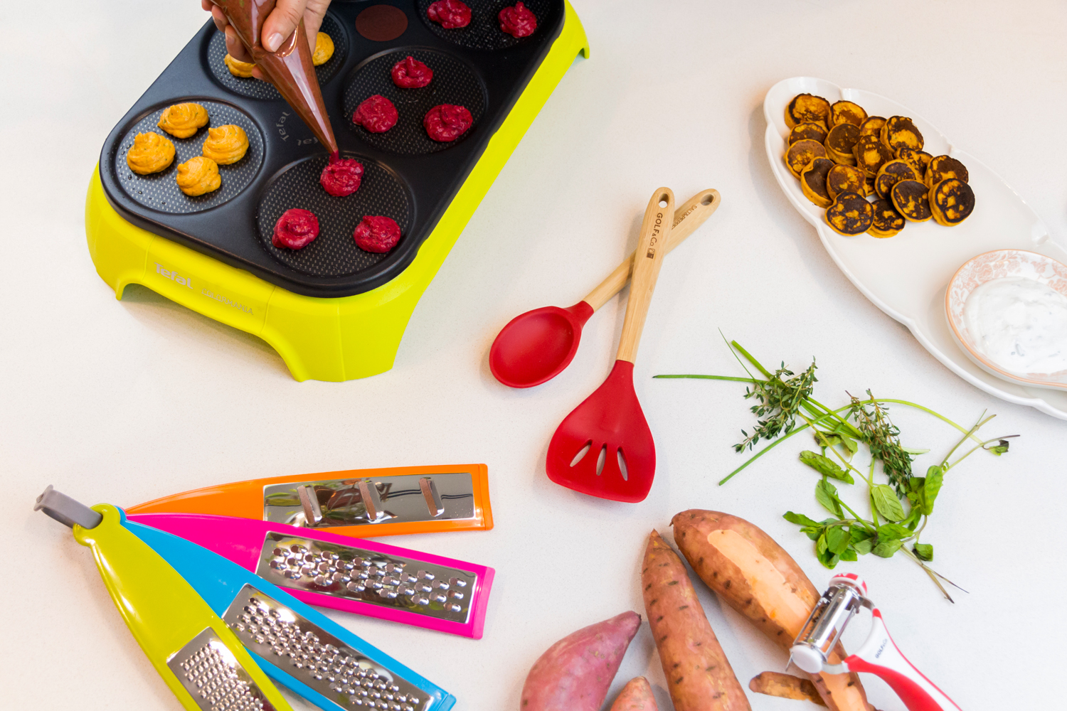 תמונת אווירה של שולחן מטבח ועליו מגוון כלים להכנת לביבות בטטה